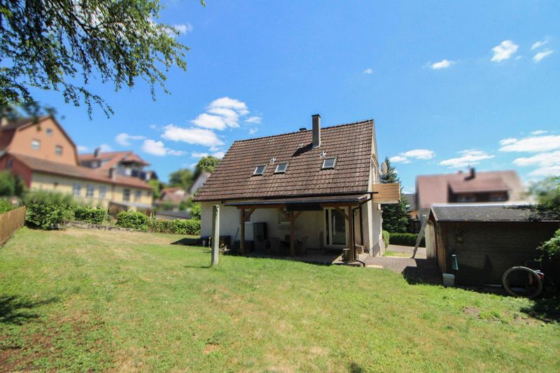 Ein- oder Zweifamilienhaus mit großem Garten, Garage & viel Potenzial in ruhiger Lage von Lindental